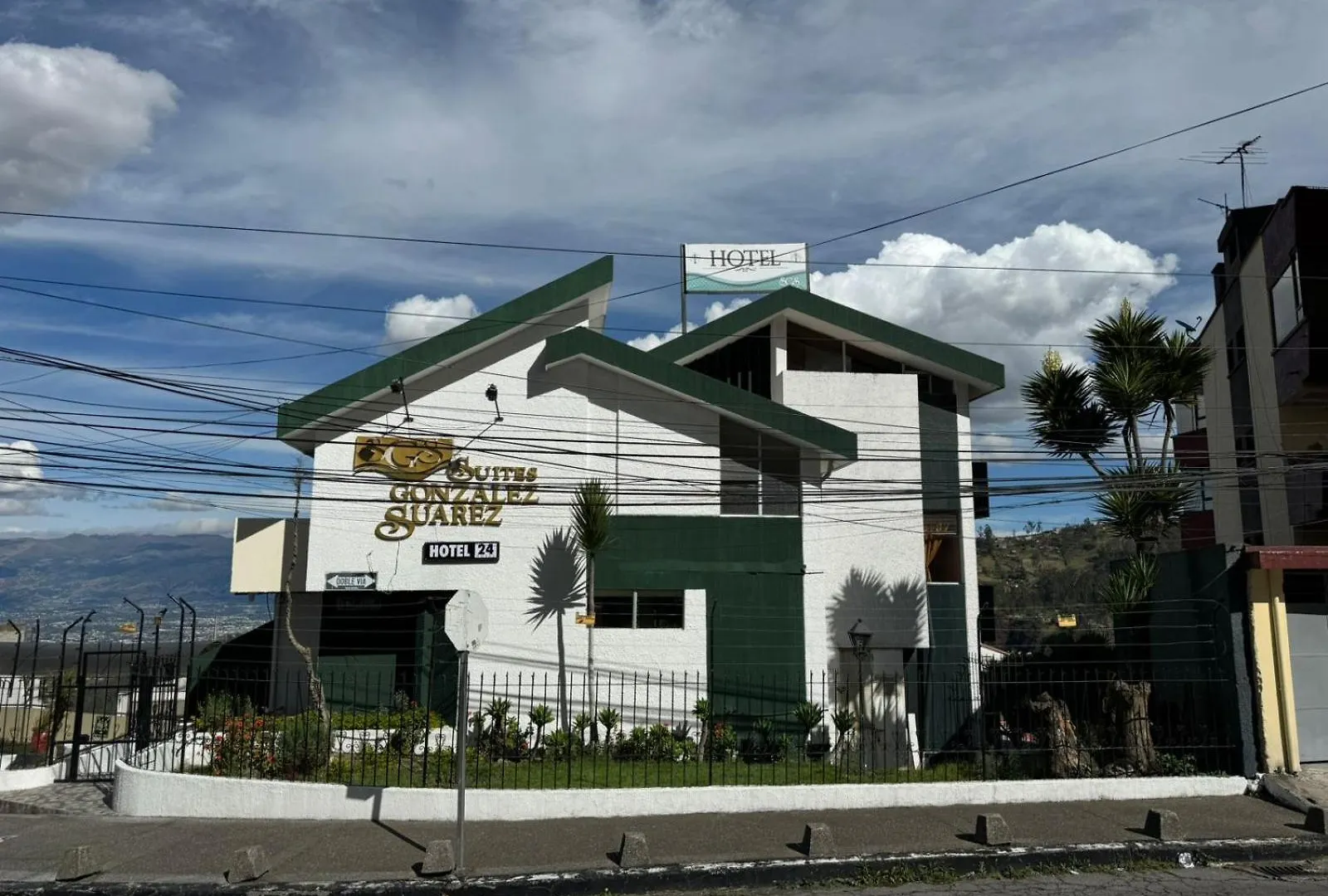 Suites & Hotel Gonzalez Suarez Quito 0*,
